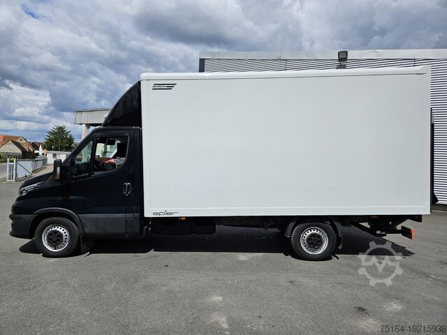 Transporter met koffer Iveco 35 S 18