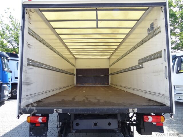 Vrachtwagen met bakwagen Renault D10.210 7m Koffer