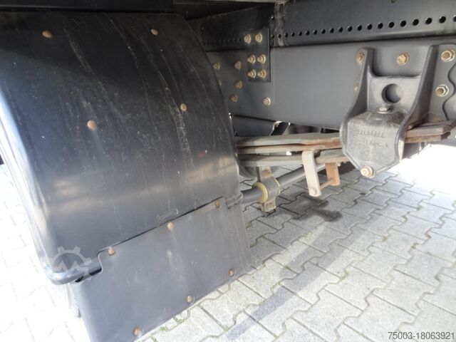 Vrachtwagen met bakwagen Renault D10.210 7m Koffer