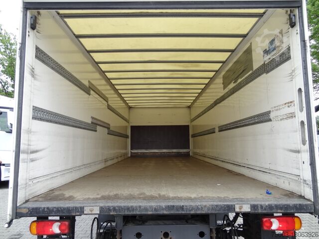Vrachtwagen met bakwagen Renault D10.210 7m Koffer