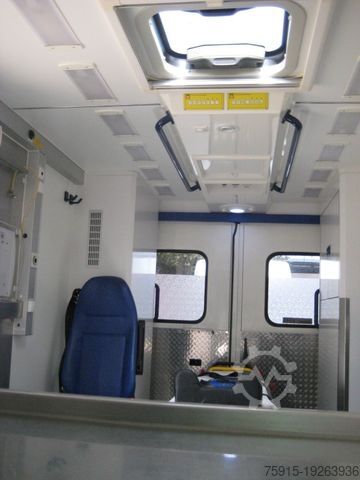 Brandweerwagen MERCEDES-BENZ 616 D Vario Großraum-RTW Luftfederung *21000 KM*