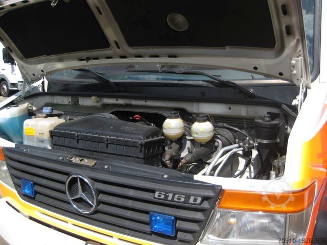 Brandweerwagen MERCEDES-BENZ 616 D Vario Großraum-RTW Luftfederung *21000 KM*