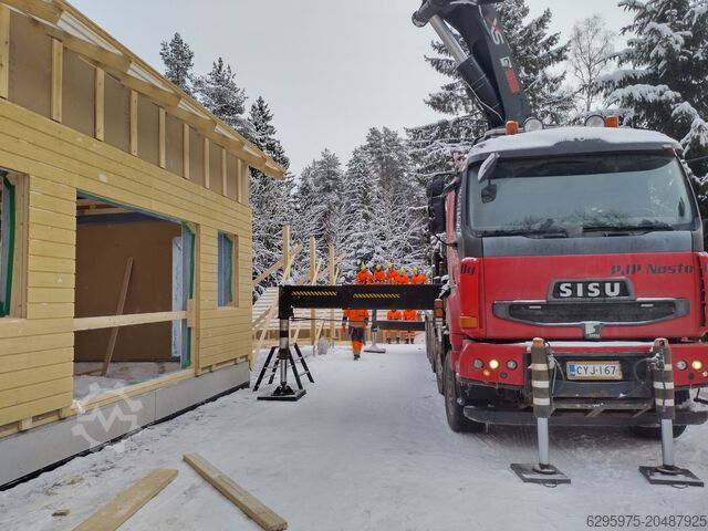 Samochód ciężarowy z dźwigiem Sisu E18M10x4