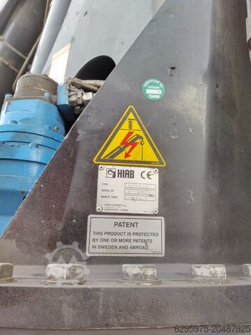 Samochód ciężarowy z dźwigiem Sisu E18M10x4