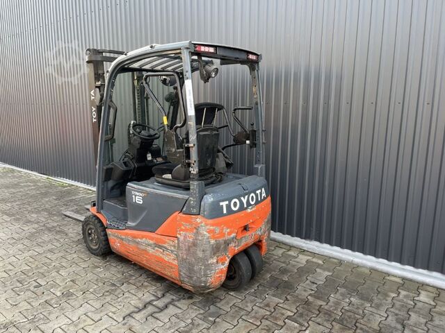 Carrello elevatore elettrico a 3 ruote Toyota 8 FBE16T