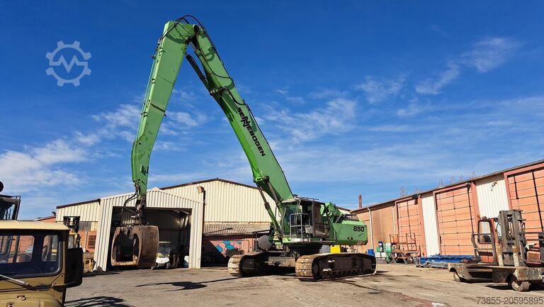 Manipulación de la excavadora Sennebogen 850R with hydraulic rotating grapple