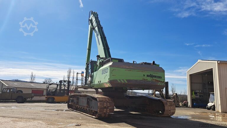 Manipulación de la excavadora Sennebogen 850R with hydraulic rotating grapple