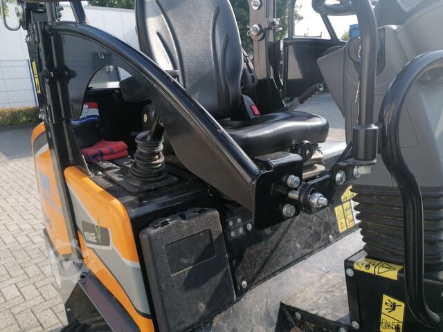 Wiellader GIANT G2700 X-tra HD with loader bucket and palletfork