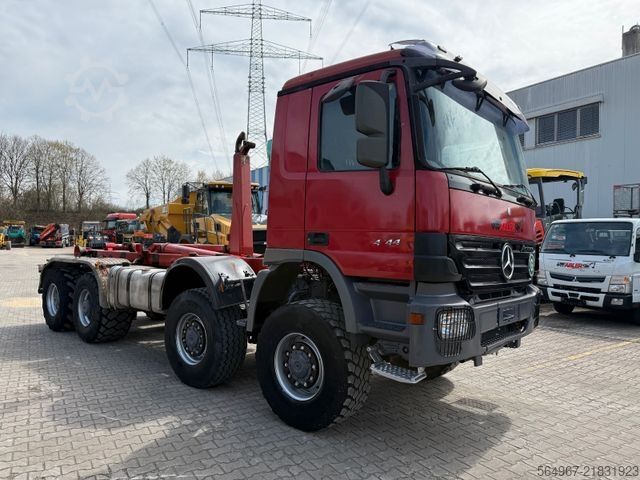 Camion benne à bras amovible MERCEDES-BENZ 4144 Actros MP2 Abrollkipper 8x8 Singlebereifung