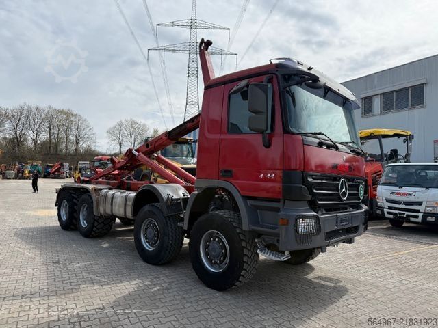 Camion benne à bras amovible MERCEDES-BENZ 4144 Actros MP2 Abrollkipper 8x8 Singlebereifung