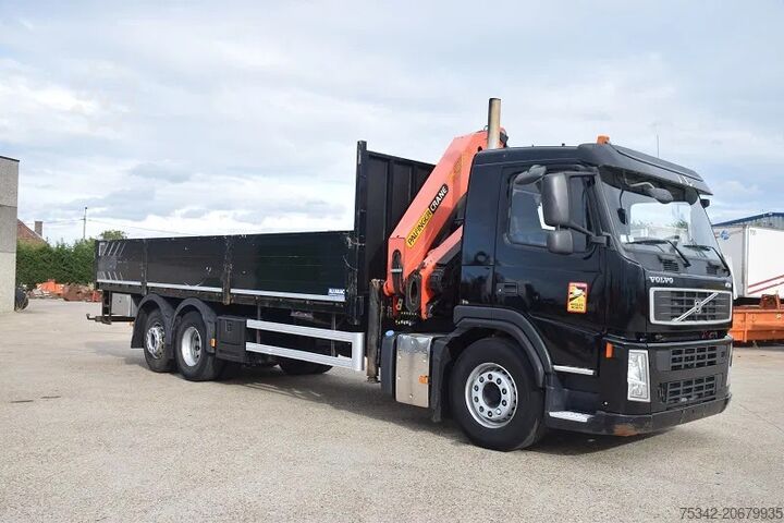 Vrachtwagen met kraan Volvo FM 330