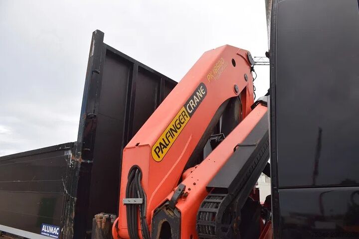 Vrachtwagen met kraan Volvo FM 330