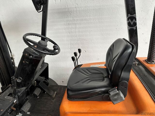 Chariot élévateur à fourche diesel Daewoo D 25