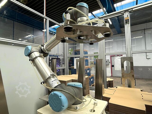 Industriella robotar Universal Robots UR-10 basierte Kartonaufstellmaschine