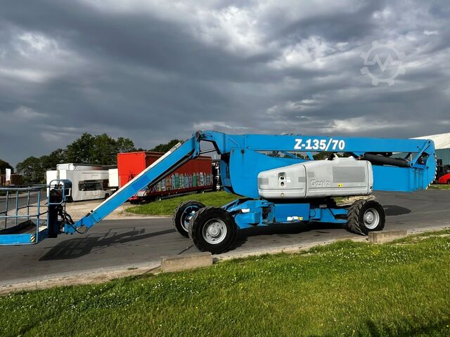 Mobile work platform Genie Z-135