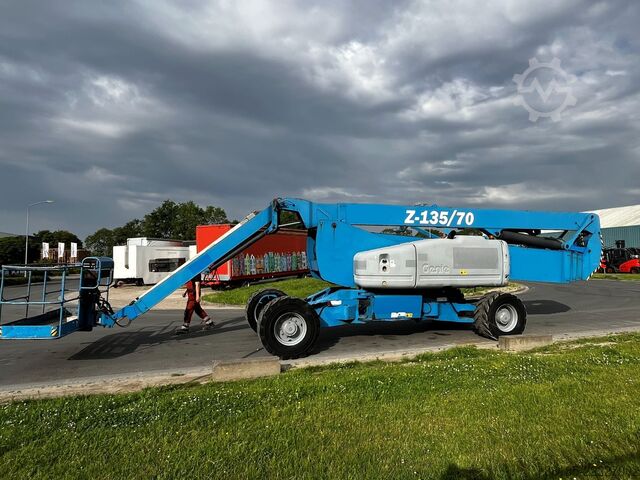 Mobile work platform Genie Z-135
