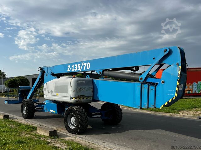 Mobile work platform Genie Z-135