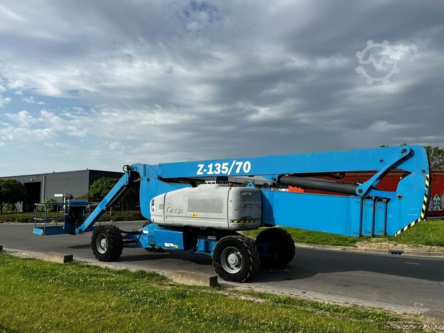 Mobile work platform Genie Z-135