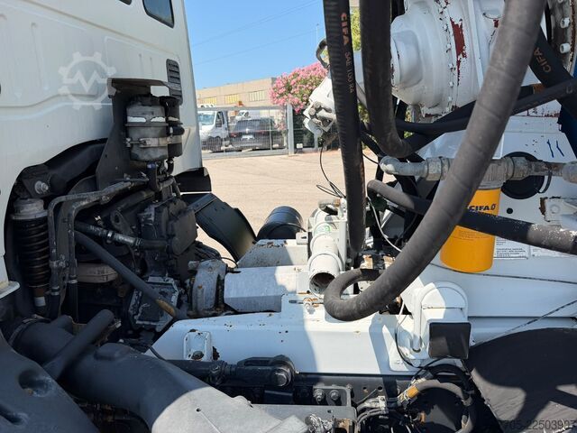 Betonmixer vrachtwagen Iveco TRAKKER 450