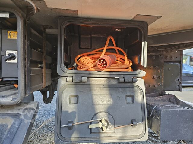 Camión con caja refrigerada VOLVO FM330 6x2 FRIGOBLOCK Multizone Lenk u. L