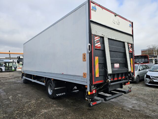 Camión caja Volvo FL240 4x2 Ladeborwand