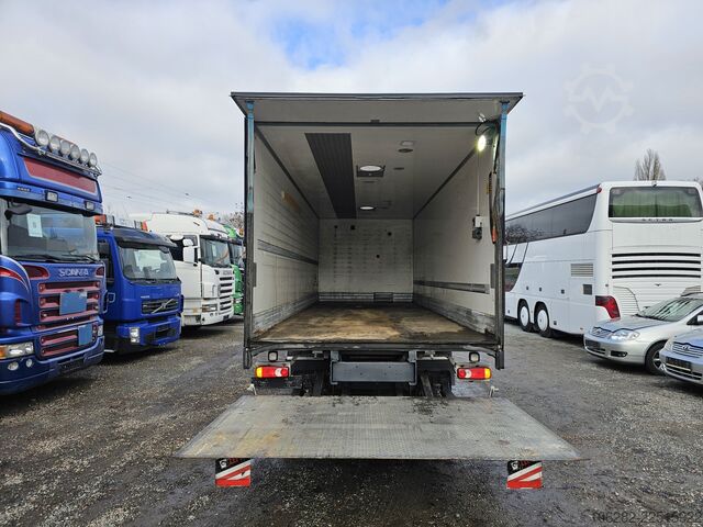 Camión caja Volvo FL240 4x2 Ladeborwand