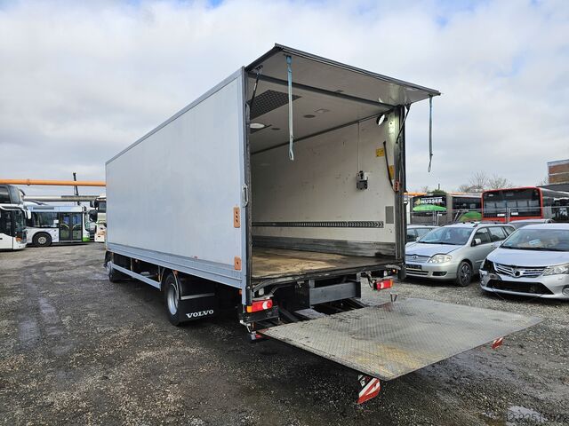 Camión caja Volvo FL240 4x2 Ladeborwand