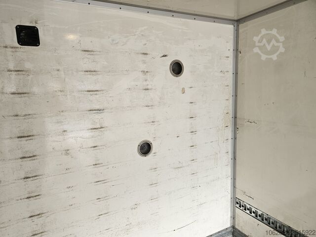 Camión caja Volvo FL240 4x2 Ladeborwand