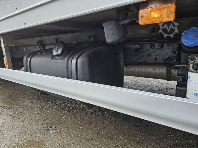 Camión caja Volvo FL240 4x2 Ladeborwand