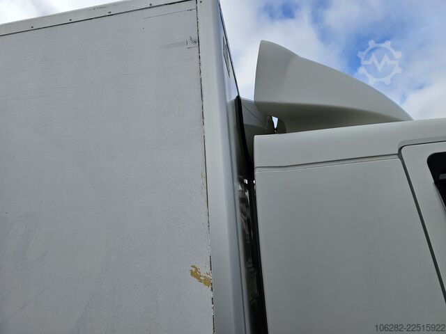 Camión caja Volvo FL240 4x2 Ladeborwand
