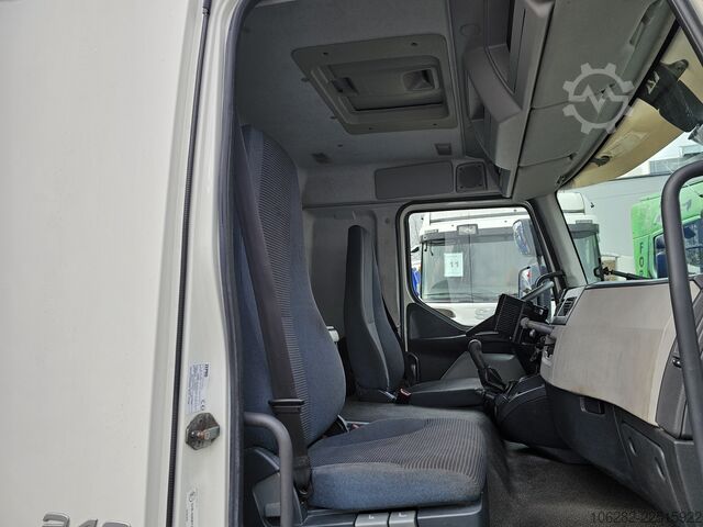 Camión caja Volvo FL240 4x2 Ladeborwand
