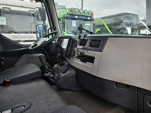 Camión caja Volvo FL240 4x2 Ladeborwand
