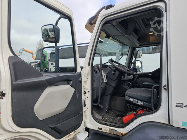 Camión caja Volvo FL240 4x2 Ladeborwand