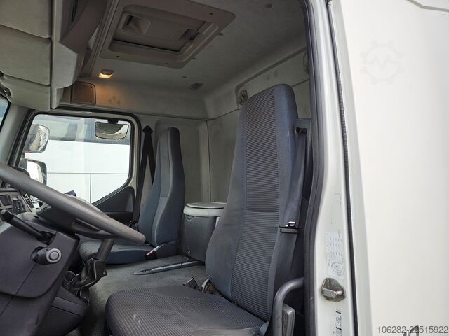 Camión caja Volvo FL240 4x2 Ladeborwand