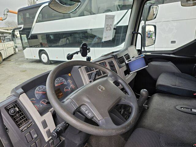 Camión caja Volvo FL240 4x2 Ladeborwand