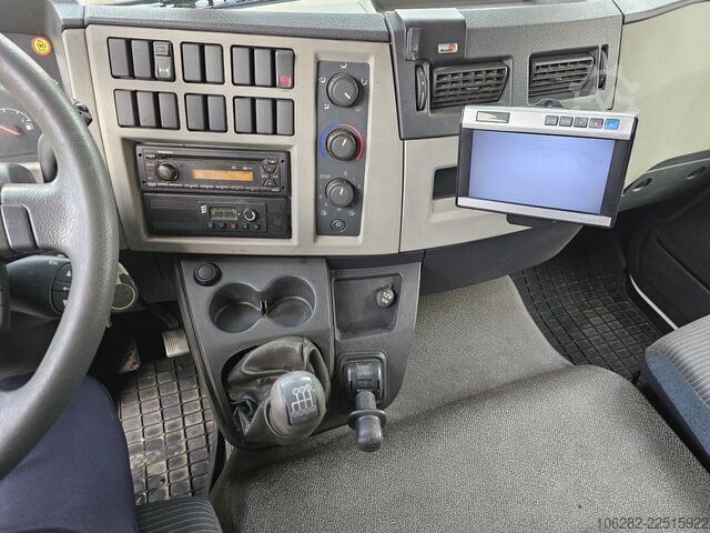 Camión caja Volvo FL240 4x2 Ladeborwand