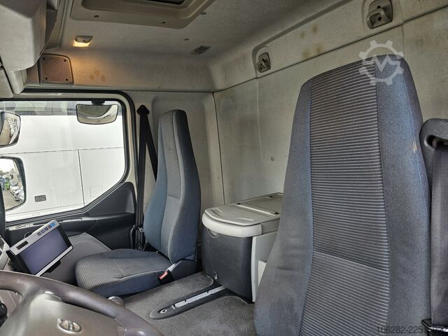 Camión caja Volvo FL240 4x2 Ladeborwand