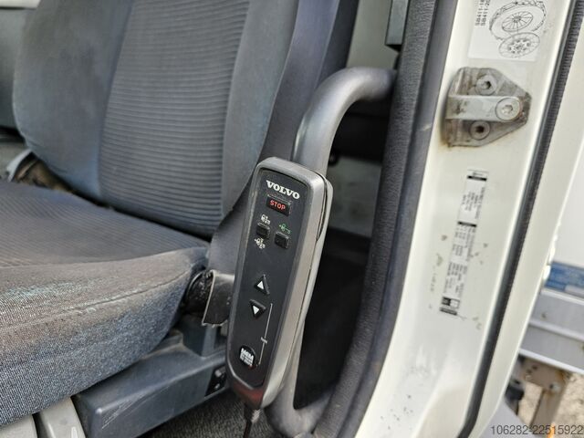 Camión caja Volvo FL240 4x2 Ladeborwand