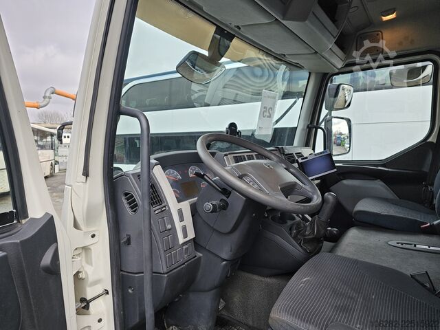 Camión caja Volvo FL240 4x2 Ladeborwand