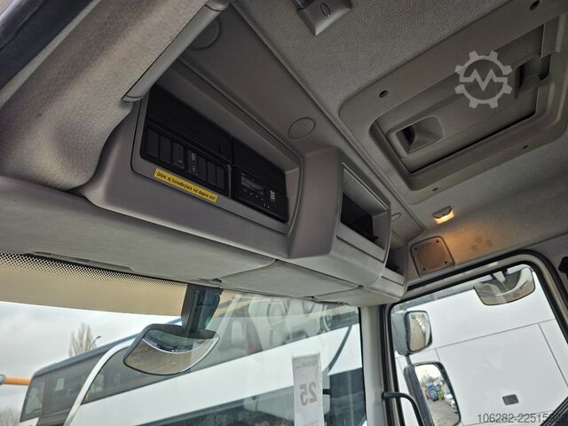 Camión caja Volvo FL240 4x2 Ladeborwand