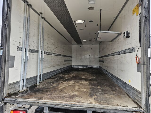 Camión caja Volvo FL 240 4x2 14Tons Hebebühne Blatt/Luft