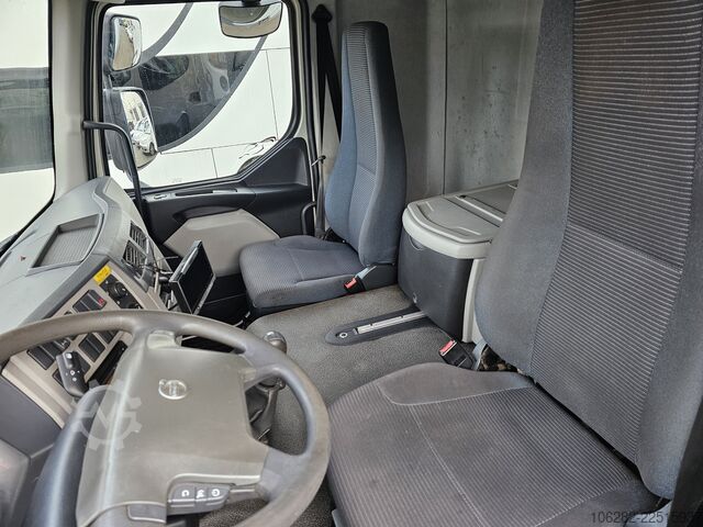Camión caja Volvo FL 240 4x2 14Tons Hebebühne Blatt/Luft