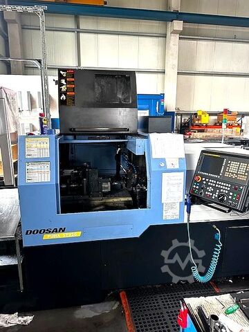 Centro de torneamento e fresamento CNC com carregador de barras DOOSAN Puma ST32G