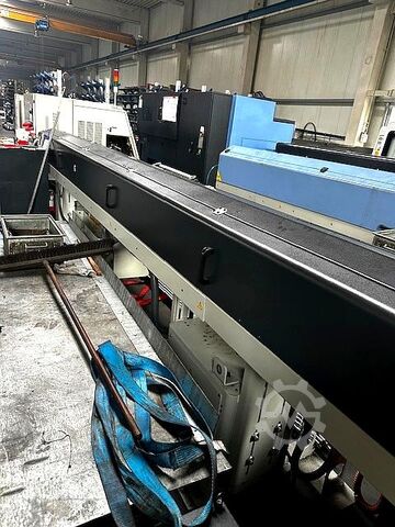 Centro de torneamento e fresamento CNC com carregador de barras DOOSAN Puma ST32G