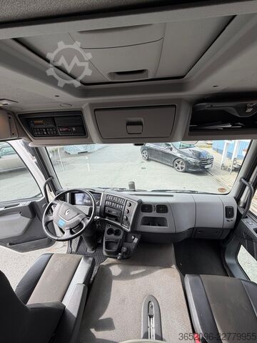 Samochód ciężarowy typu furgon Renault D 240
