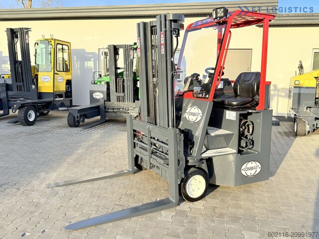 Carretilla retráctil de 4 vías Combilift C3000CB GAS TRIPLEX 4900 FREE-LIFT