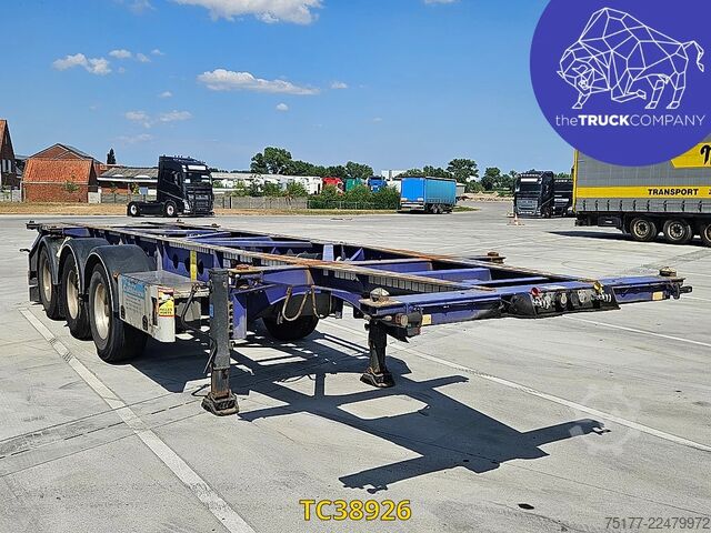 Transport af containere Vanhool 30 ‘ , 20’. ADR