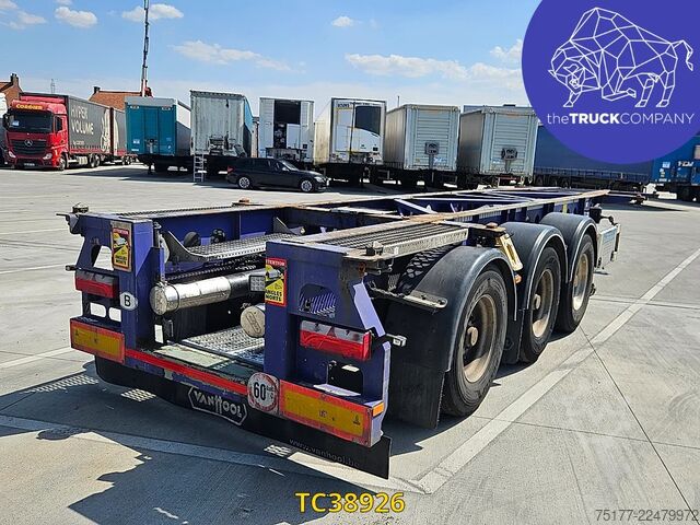 Transport af containere Vanhool 30 ‘ , 20’. ADR