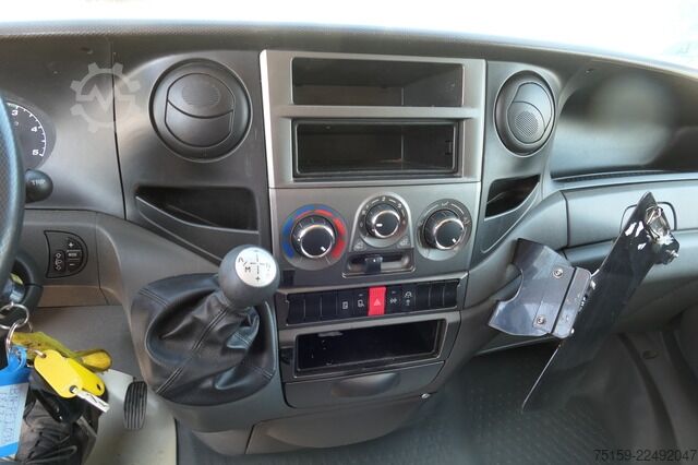 Vrachtwagen met bakwagen iveco Daily 35 S11 C30C AUTOMATIK KAMERA Regale LUFT DURCHGANG EURO-5 CoC