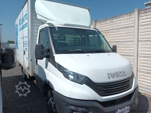 Vrachtwagen met bakwagen IVECO 35C14